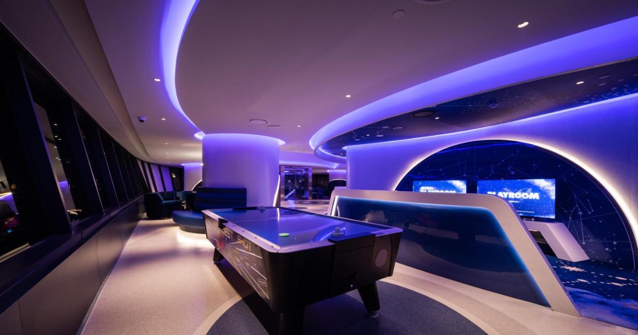 Grande Centre Point Space Pattaya Εξωτερικό φωτογραφία The Sky Sports studio at Sky Central, the company's headquarters in Isleworth, London