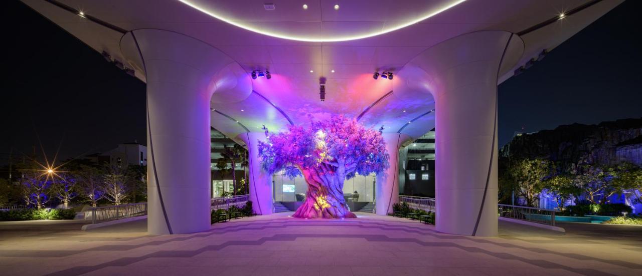 Grande Centre Point Space Pattaya Εξωτερικό φωτογραφία The Tree of Life at the entrance of the hotel