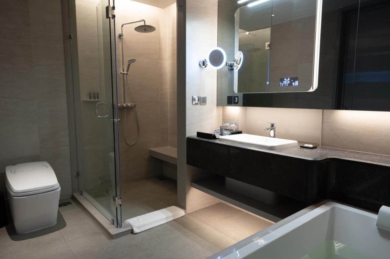 Grande Centre Point Space Pattaya Εξωτερικό φωτογραφία A shower cubicle