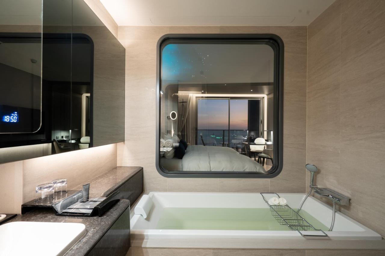 Grande Centre Point Space Pattaya Εξωτερικό φωτογραφία Bathroom