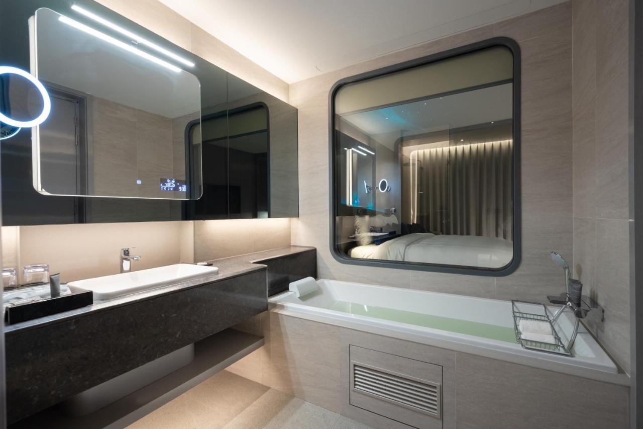 Grande Centre Point Space Pattaya Εξωτερικό φωτογραφία Bathroom
