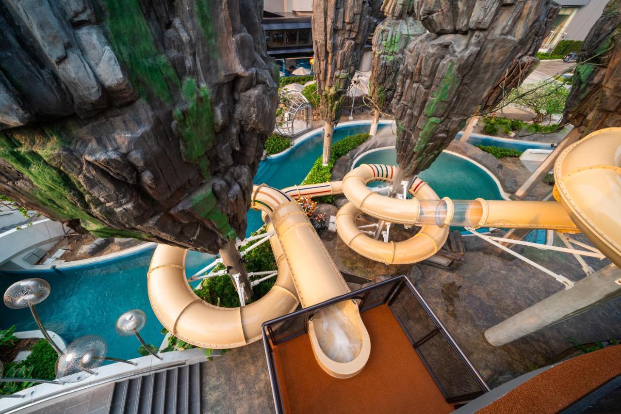 Grande Centre Point Space Pattaya Εξωτερικό φωτογραφία Water slides at Splash Jungle Water Park