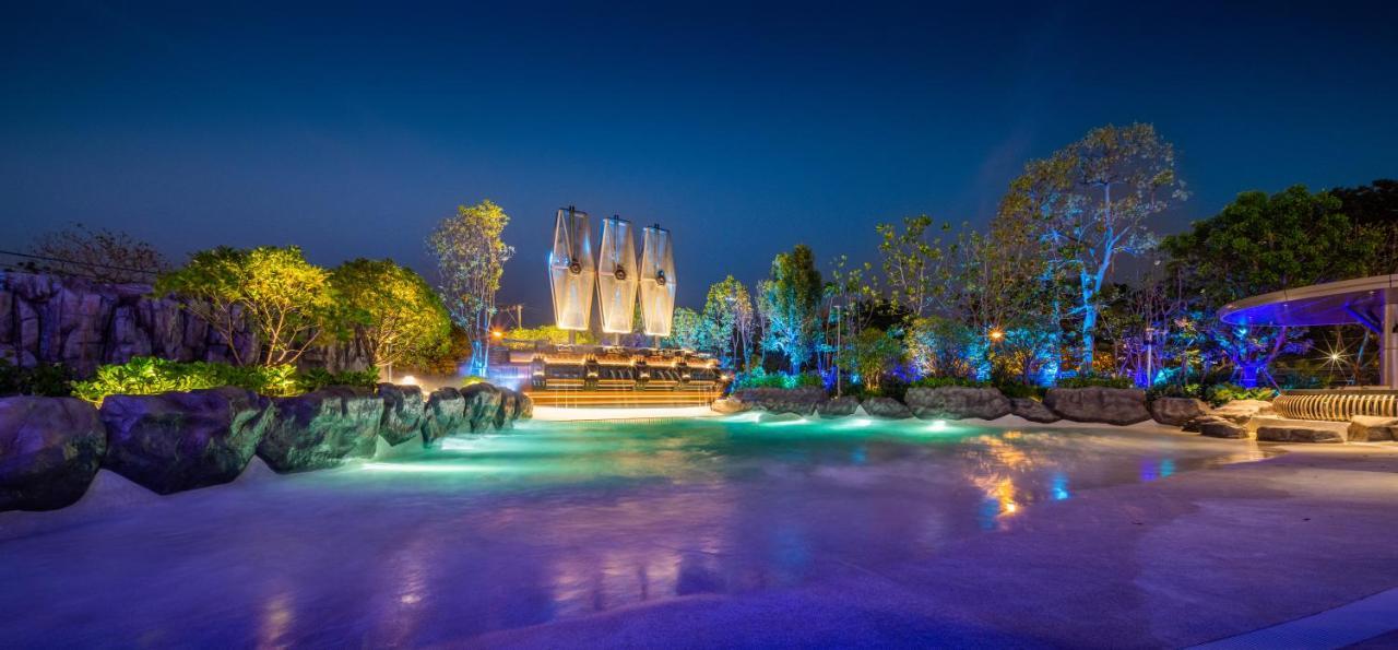 Grande Centre Point Space Pattaya Εξωτερικό φωτογραφία The park at night