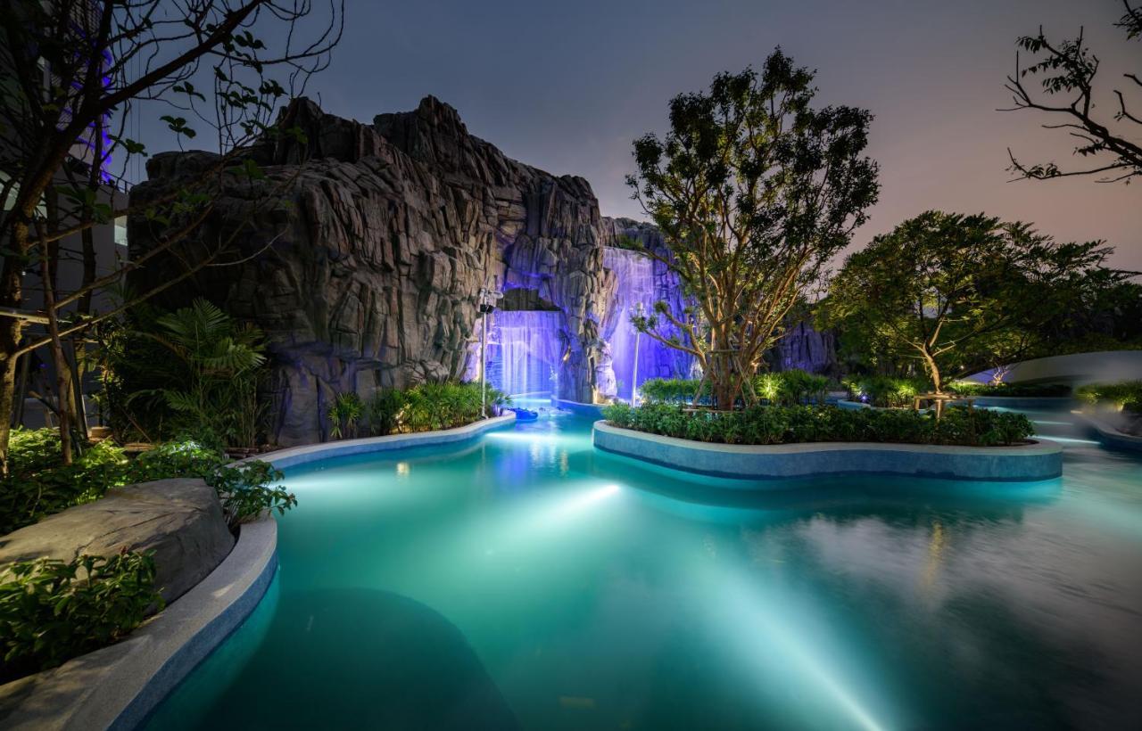 Grande Centre Point Space Pattaya Εξωτερικό φωτογραφία The artificial waterfall at the resort