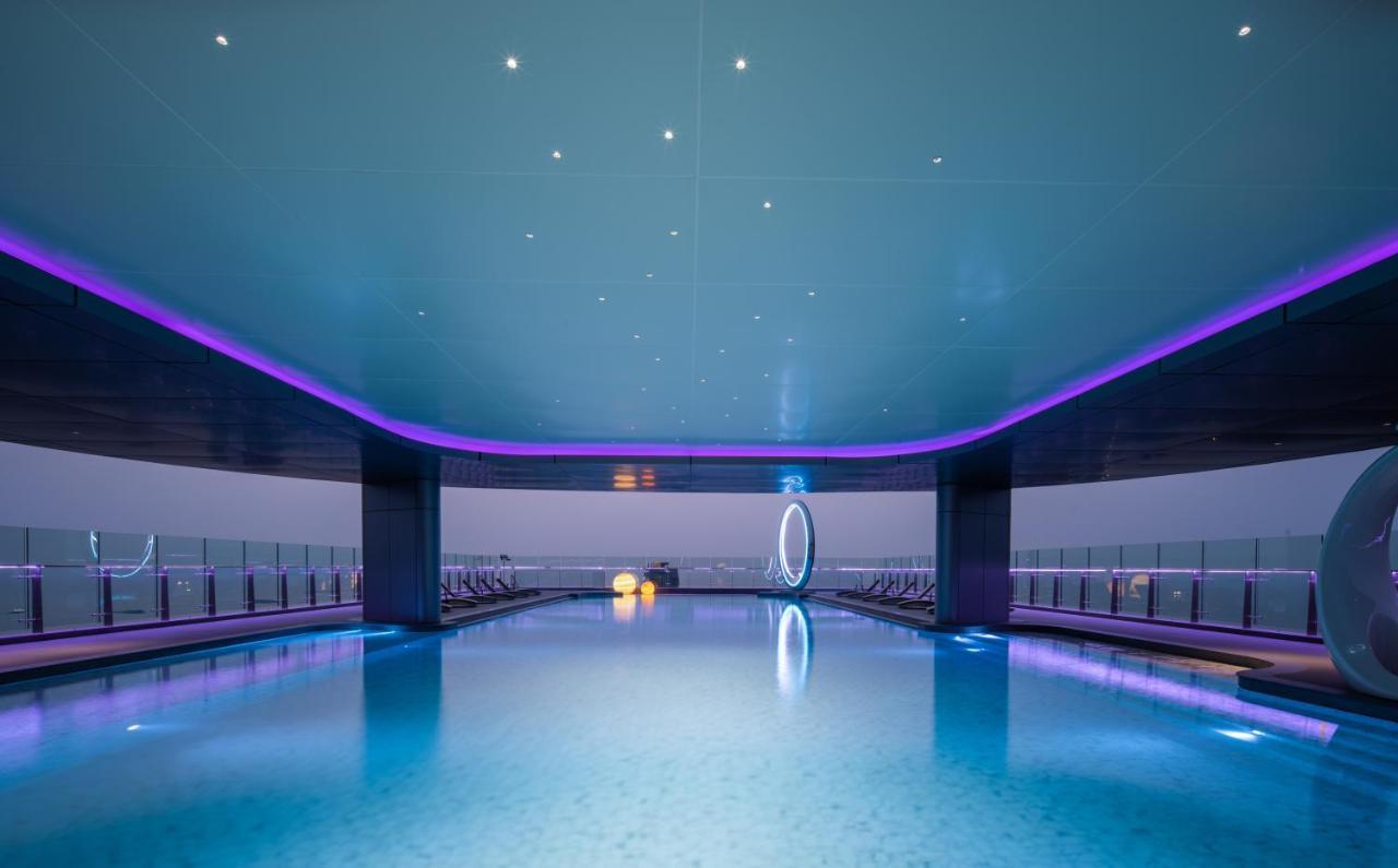 Grande Centre Point Space Pattaya Εξωτερικό φωτογραφία The pool at the 101 Sky Lounge