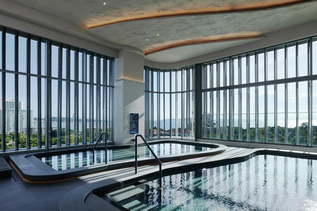 Grande Centre Point Space Pattaya Εξωτερικό φωτογραφία The pool at the 360° Sky Lounge
